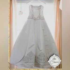 Elegant White Wedding Dress by Kenneth Pool in good condition, size 6.